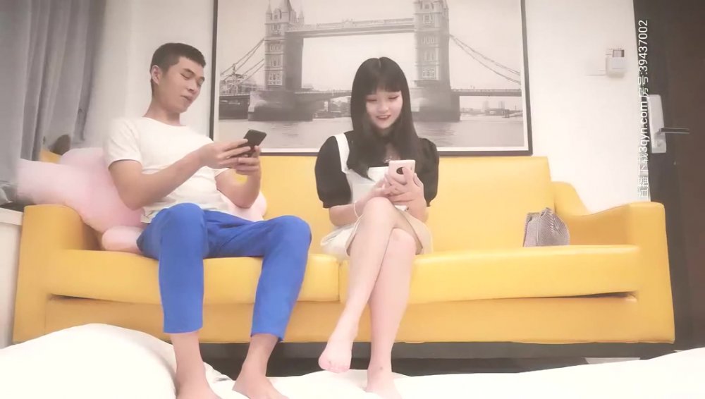 千人斬星選約個背帶褲妹子洗完澡舌吻調情,特寫口交摸逼騎坐無套猛操。