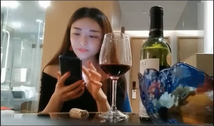 土豪胖哥3000元酒店約啪高素質女神級性感美女,還到酒店看看男的長的怎麼樣,不好還不願意干,狂插干3次