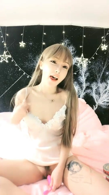 奶油甜心苗條身材騷騷妹子道具自慰,跳蛋塞入特寫掰穴自摸震動棒猛插