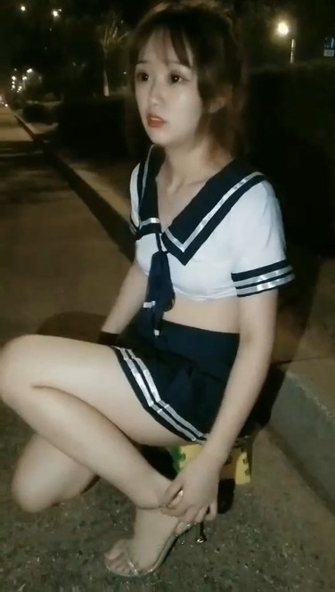 橙橙小蘿莉夜晚學生制服露出,回酒店情趣裝后入爆菊口交足交