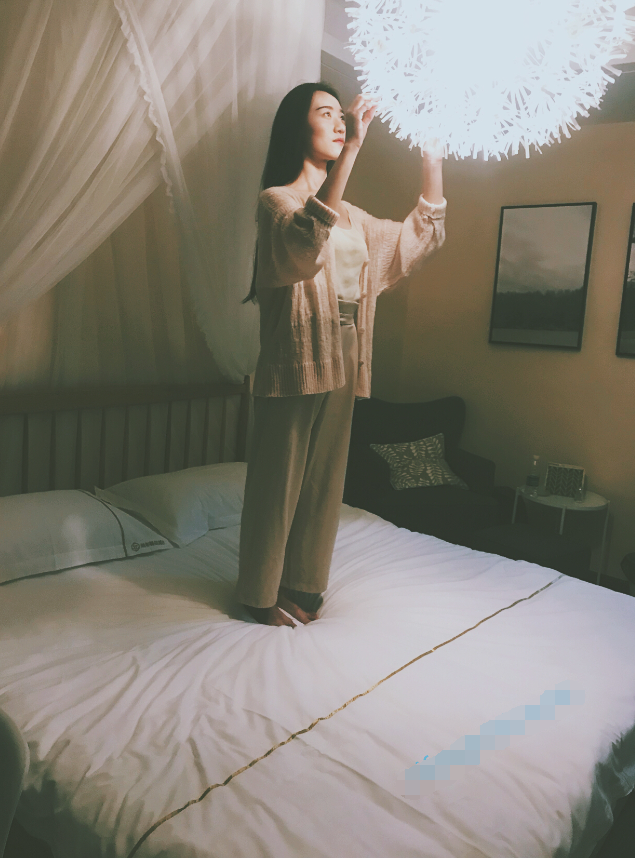 百度雲洩密-年輕情侶大膽室外漏出，室內愛愛，各種姿勢都試一遍，此女為尤物