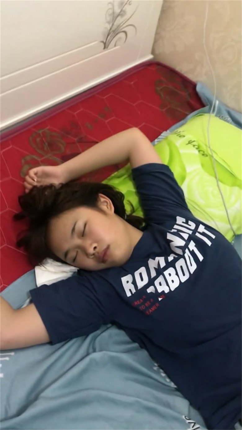 胖哥迷玩親表姐，還把表姐裸體拍下來收藏供以後觀看