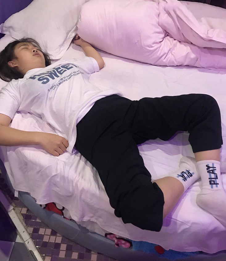 涉世不深的小妹見網友被迷，扒光衣服隨便玩，最後菊花都不放過