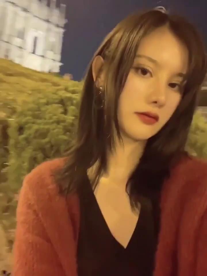 阿朱啊一邊打王者榮耀一邊喘息.... 結果隊友戰績0-8.. 哈哈哈網友：你這樣誰受得了啊。 更多有趣對白看視頻！