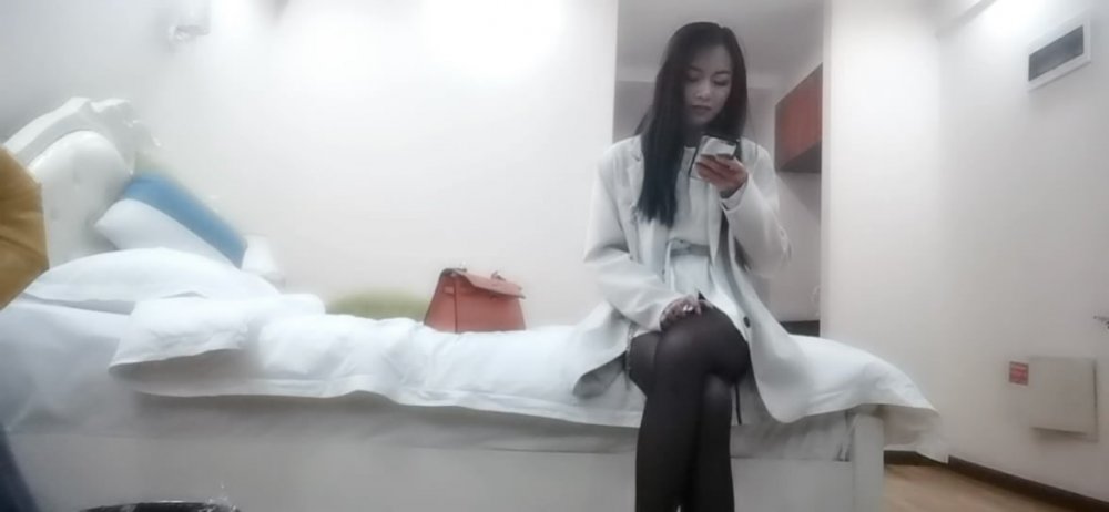 屌哥酒店約炮偷拍極品黑絲週邊女換上學生制服各種姿勢草