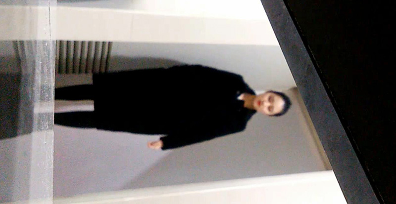 大神在女廁里一箭雙雕的偷拍高挑氣質的長腿空姐黑色大衣厚厚的黑絲襪下面毛多也黑了正臉確實是空姐臉