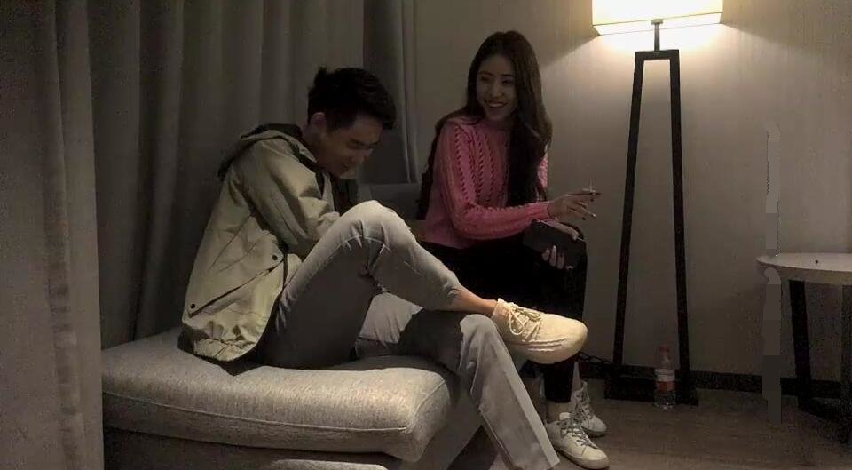 文軒探花約了個高顏值極品粉色毛衣妹子啪啪，口交舔逼翹起屁股沙發后入抽插猛操