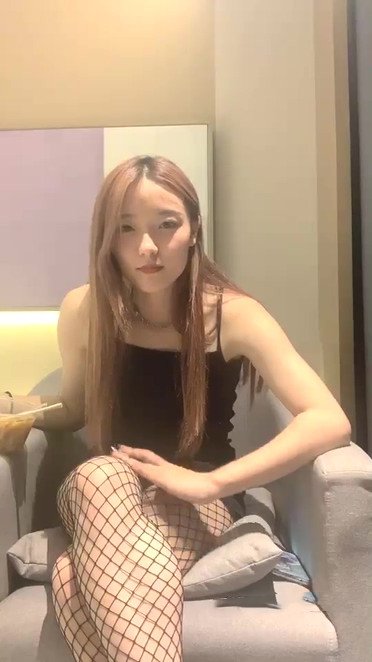 00后勾引親哥深夜第二場性感網襪高跟鞋，蹲著口交深喉摸逼多次噴水，男主軟了只能黃瓜自慰