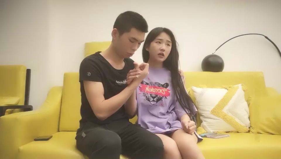 年輕漂亮的技校美女被帥小夥大力抽插，各種高難度姿勢虐幹，求饒沒用連干2次