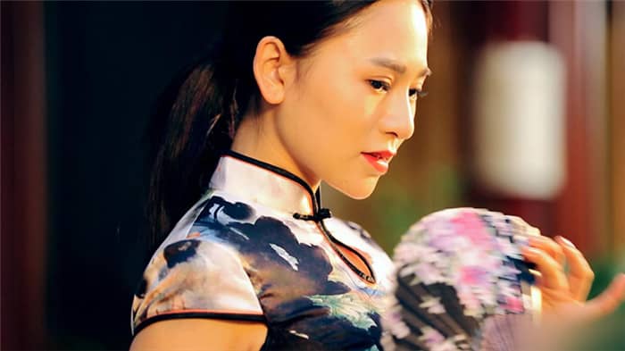 古香古色的私密豪宅裡，高挑旗袍高端女神模特兒-吳沫熙，正在慢慢的把衣服給撤開