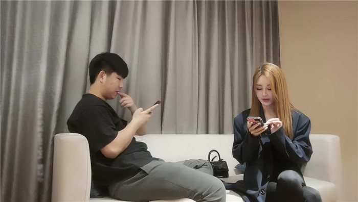 【小寶尋花】深夜場氣質黃發妹子啪啪，花臂紋身舔弄騎乘抽插猛操