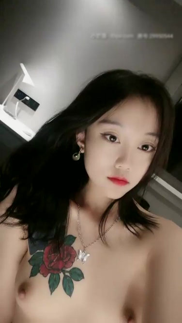 大一學生顏值不錯紋身妹子和炮友啪啪，口交舔弄近距離特寫粉穴自摸上位猛操