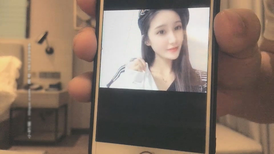 【太子探花極品】極品週邊小姐姐，播音系美少女，高顏值女神大長腿，沙發摳穴啪啪一小時只約高端