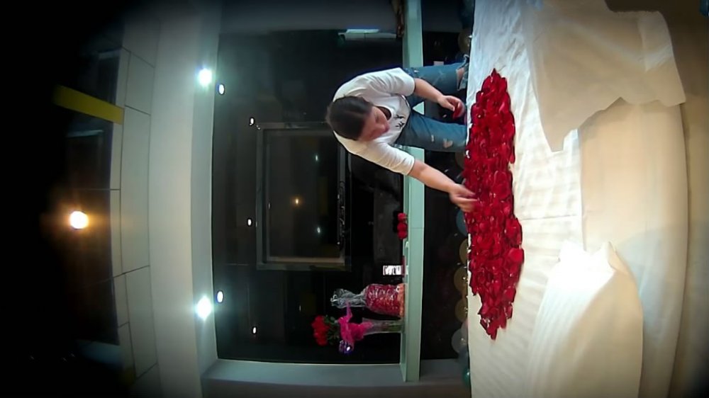 酒店服務員用玫瑰花佈置好的房間TP新婚小夫妻洞房花燭夜