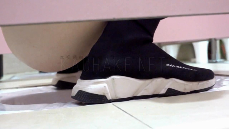 大神蹲點商場的女廁尋找極品獵物跟進偷拍，好清純的少婦姨媽剛來，下面一大片紅色