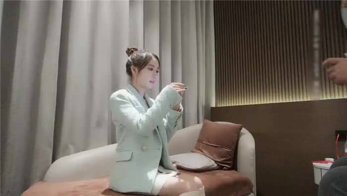 【小寶尋花】深夜場約了個高顏值氣質妹子啪啪，舌吻互摸口交上位騎乘側入猛操呻吟很嗲