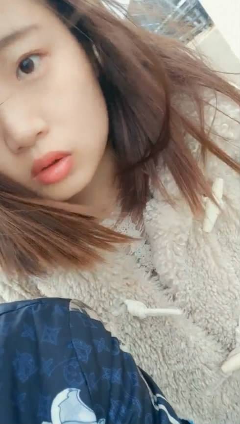 外表青澀巨乳肥B年輕妹子背著男友約炮友跑到高層天臺啪啪很有感覺邊插邊往外流淫水