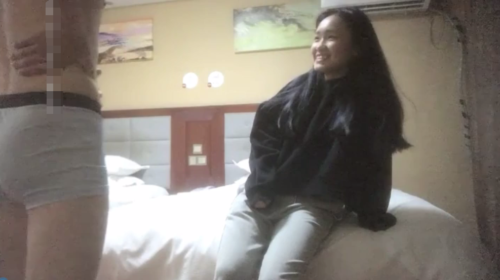 狼團探花 眼鏡男內射穿學生裝的清純妹子，太爽了