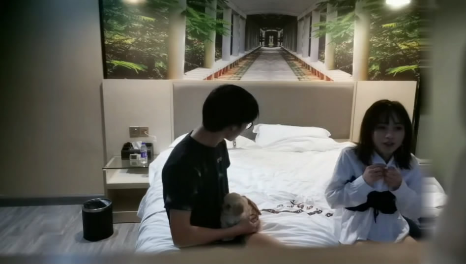 外表略顯稚嫩的四眼小青年酒店網約週邊美女居然帶著寵物狗來約炮他倆在床上激情搞狗狗在地板上叫