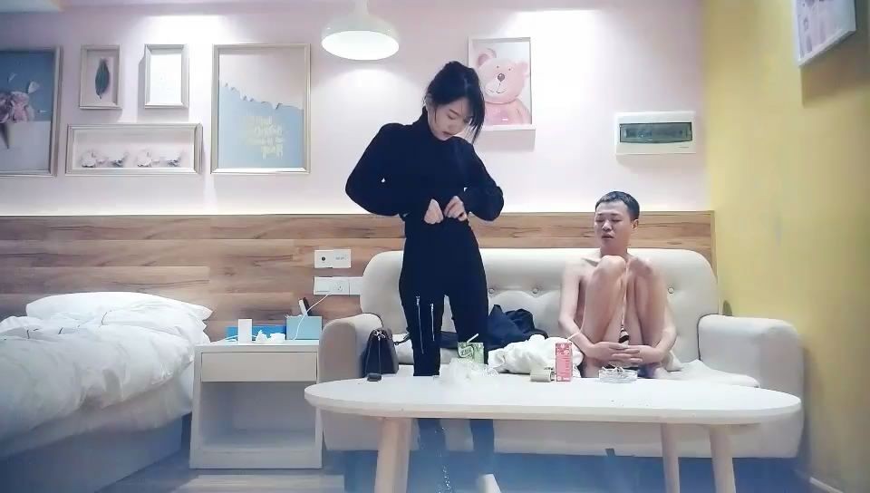 苗條性感的漂亮小美女酒店床上被黃先生各種高難度姿勢狂幹站立式扯著胳膊后入操的美女嗷嗷大叫，太激烈了