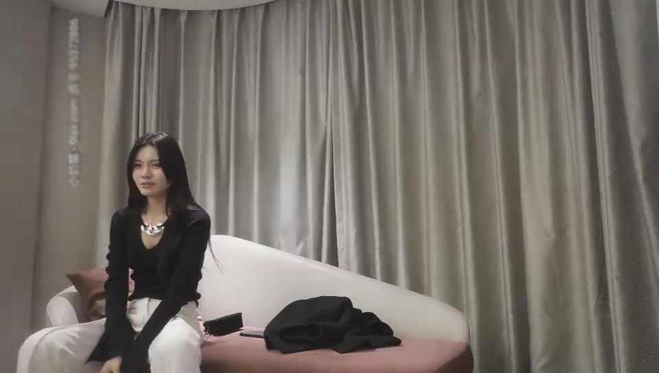 小寶尋花約了個高顏值氣質黑衣妹子啪啪，舌吻互摸調情后入抽插大力猛操