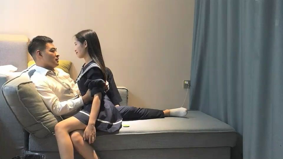 帥小夥酒店約啪學生裝骨感美年輕美女，沙發上狠狠搞一次后又抱到床上接著來第二次