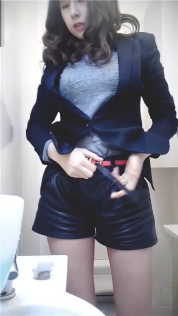 長著一張瓷娃娃極品的美女 制服裝皮短褲時尚裝扮漂亮