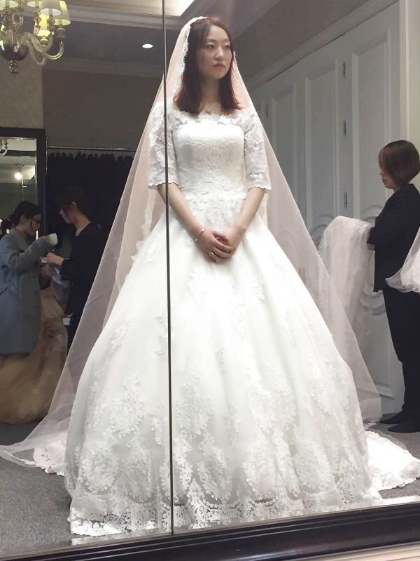 長腿瘦瘦的鄰家新娘，去婚紗店試穿完了婚紗，喝多了迷迷糊糊的也不知道被誰幹了