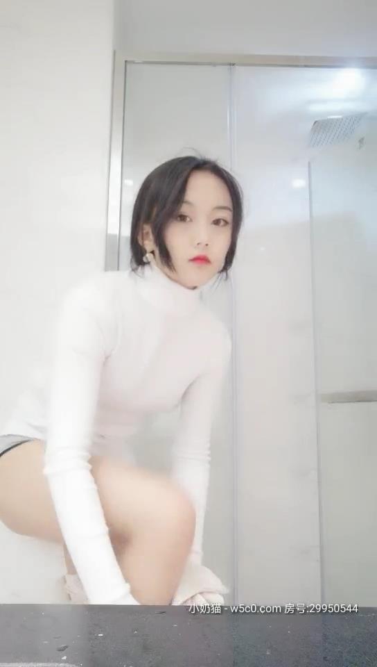 18歲少女下海【大一學妹】，正是豆蔻年華青春的酮體散發遐想