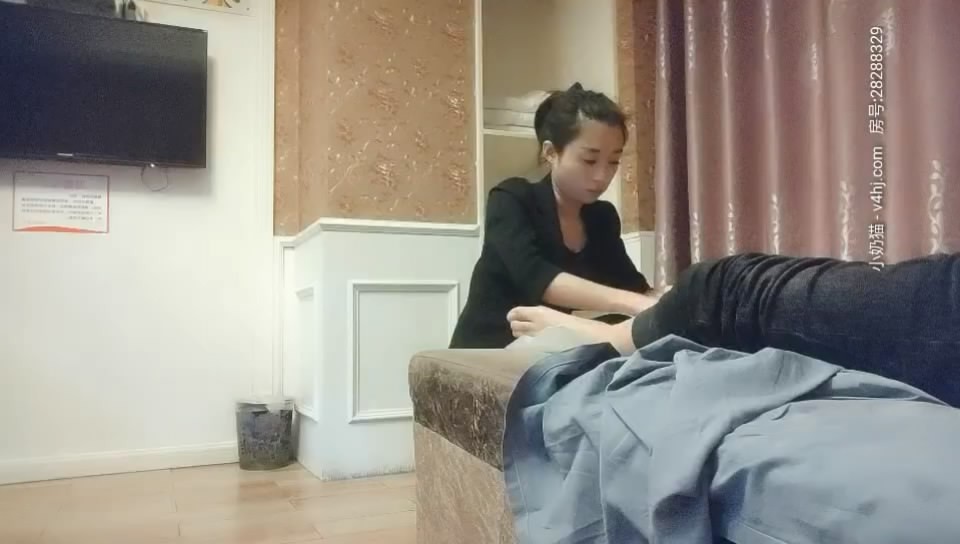 浴足按摩店撩妹砸了3400元把8號良家少婦勾搭到酒店開房激情對白精彩