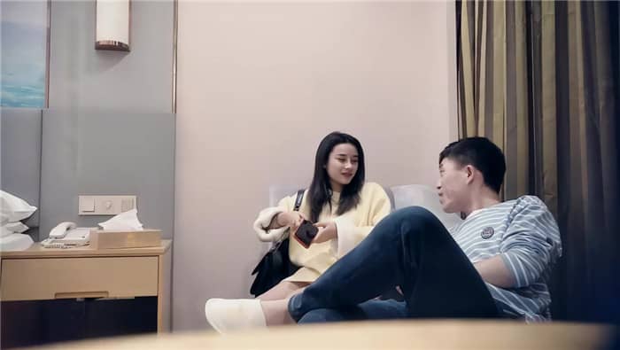 【七天極品探花】黃衣萌妹子啪啪，翹屁股退下內褲摸逼騎坐猛操