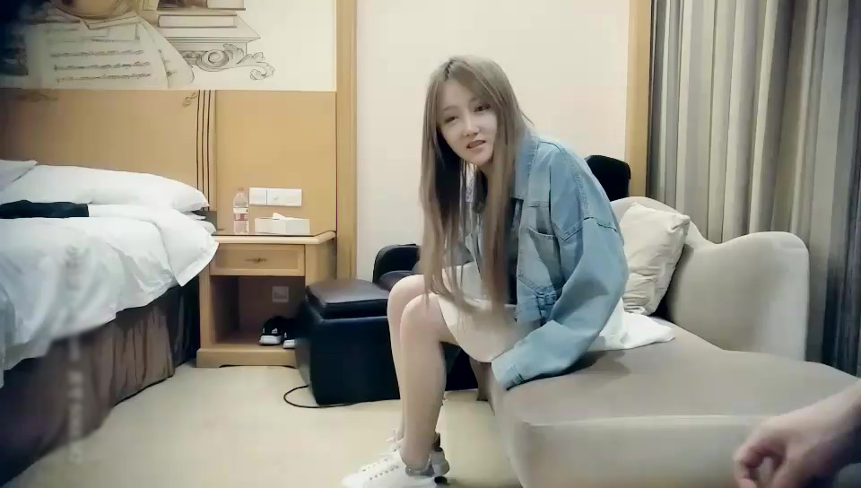 七天極品探花約了個牛仔外套萌妹子啪啪，掰穴摸逼近距離口交站立后入猛操