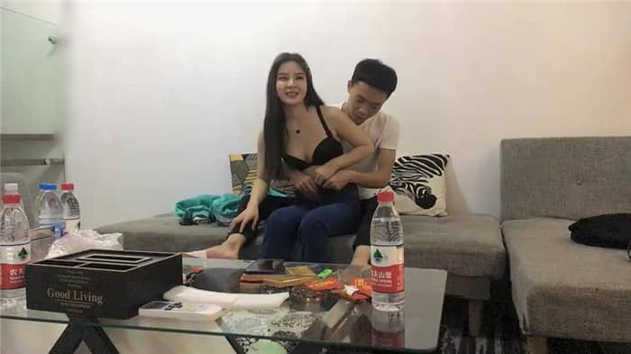 【步賓探花】約了個綠衣顏值不錯妹子啪啪，舌吻摸逼調情在沙發上后入大力抽插猛操