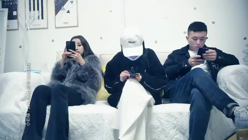 小七小天探花約了個兩個妹子留下一個啪啪，穿上黑色網襪沙發上操后入騎坐猛操