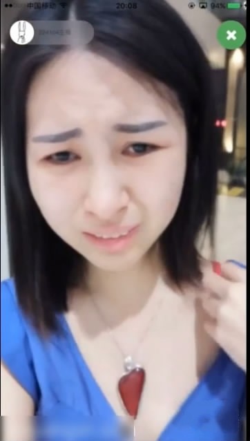 超會玩膽量很大女主播戶外人來人往的機場裸聊露奶露逼脫下內褲舔一舔