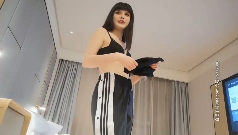 小寶尋花顏值不錯網紅臉妹子，口交上位騎坐自己動後人猛操，呻吟嬌喘非常誘人