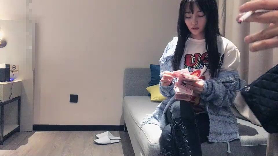 戰狼行動深夜場肌肉男約了個高顏值妹子啪啪穿上情趣裝黑絲扣弄無毛粉穴上位騎乘