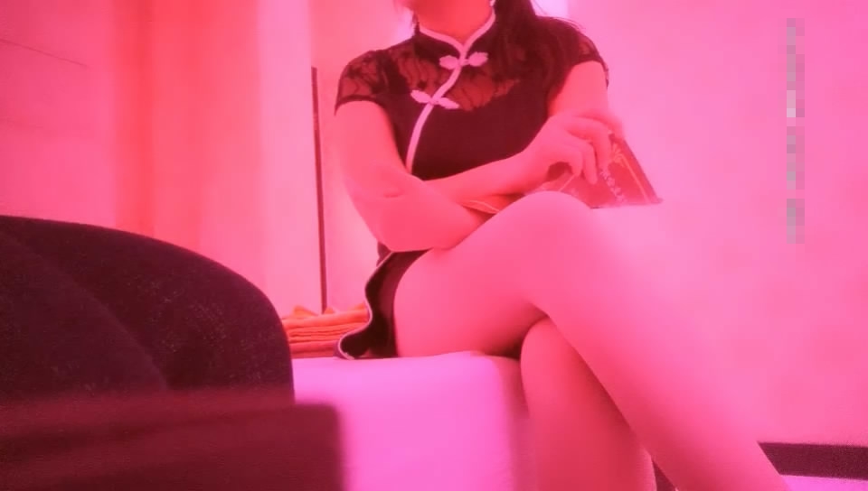 足浴會所撩了個氣質旗袍良家少婦女技師到賓館開房