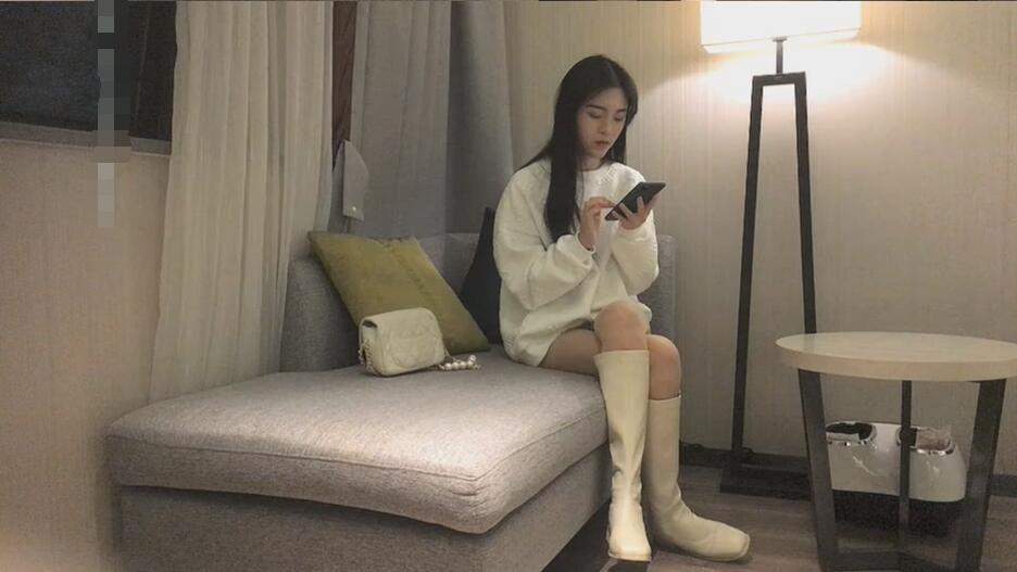 小夥網約極品清純苗條溫柔的長髮妹子在沙發撕開絲襪各種暴插騷逼