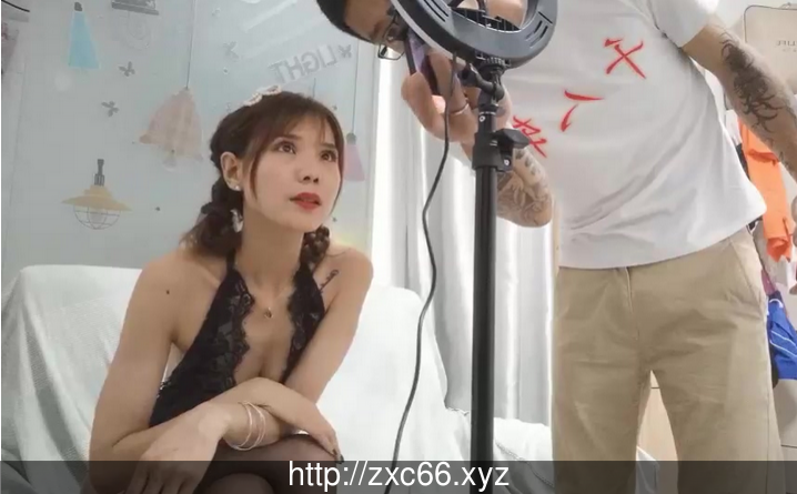 千人斬嫖老師帶新人妹子下海啪啪秀，情趣裝黑絲手指扣逼口交后入抽插猛操