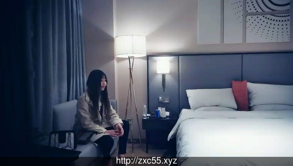 98年時尚氣質白領美女酒店和帥小夥約啪，妹子有點害羞扭捏了半天摸爽了才讓插逼