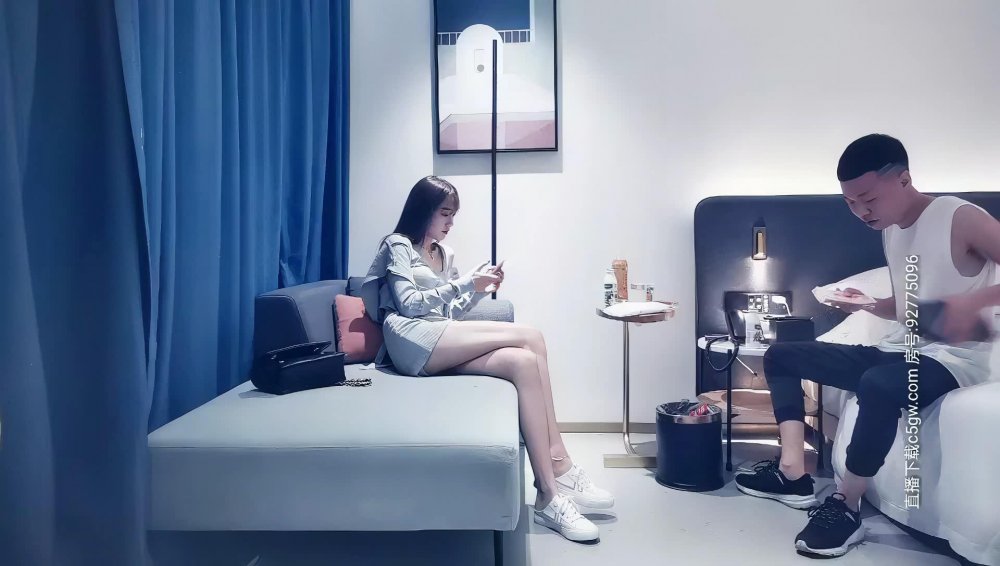 黃先生約包臀裙妹子，騎身上調情鏡頭前扣逼口交抱起來操，花樣真多