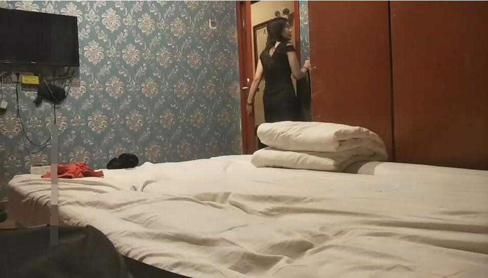 【小馬探會所】小夥偷拍技師全套服務，設備放床頭，大胸粉嫩小姐姐服務周到，抽插水聲作響真刺激