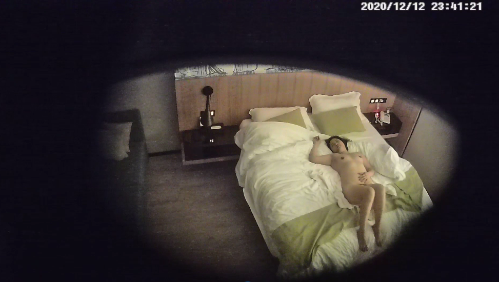 經典房偷拍中年男女偷情，女的一進屋就迫不及待開操，抱起來上沙發更深入