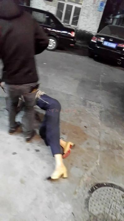 新年巨獻2-性感氣質美女KTV唱歌喝多了被帶到酒店內褲塞到嘴裡綁住手腳瘋狂玩