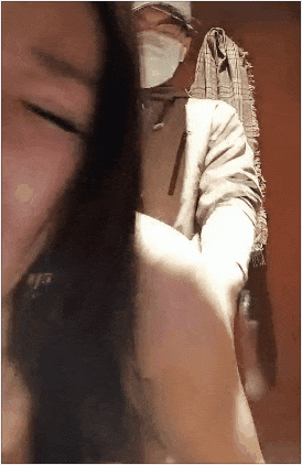 極品欲女【南方聯合國際體模】12.10粉絲送花小逼就發麻 和粉絲商場衛生間偷情打炮 站炮后入不敢叫