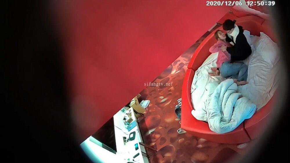 高校附近主題酒店紅色情趣大圓床偷拍下午沒課眼鏡同學和女友開房