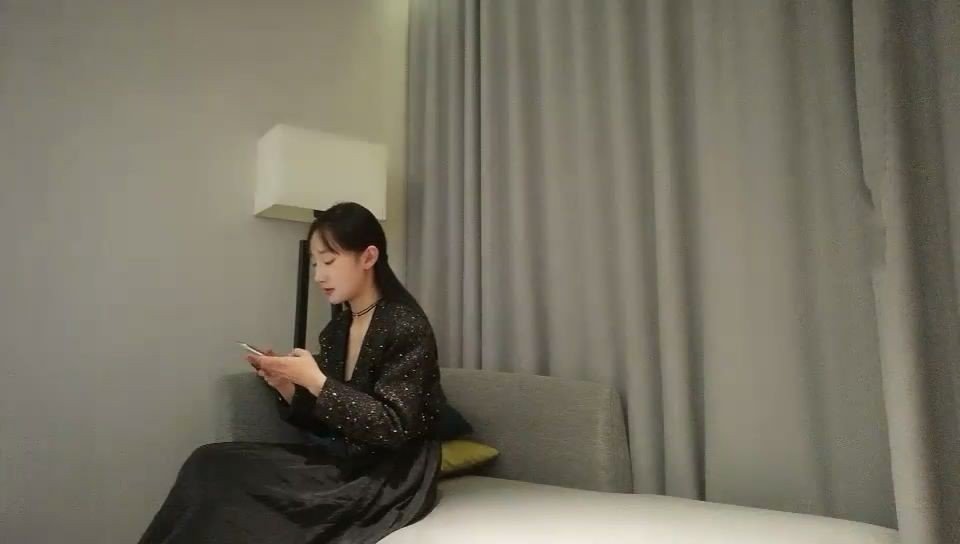 時尚性感的翹臀小美女酒店被大壯男狠狠爆插一次后逼乾的太痛了，實在不能插了