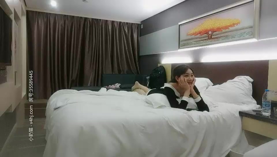 探花郎李尋歡顏值不錯腿上紋身妹子，穿上情趣裝口交后入抽插猛操