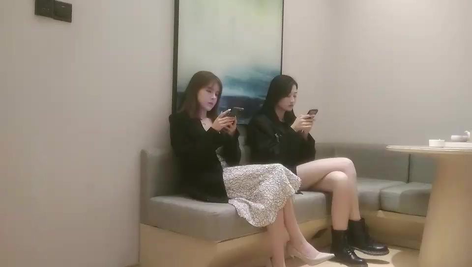 黃先生酒店高價約了2位高素質極品性感美女玩雙飛 千人斬星選深夜場白衣大奶妹子，近距離特寫上位快速抽插翹屁股後人